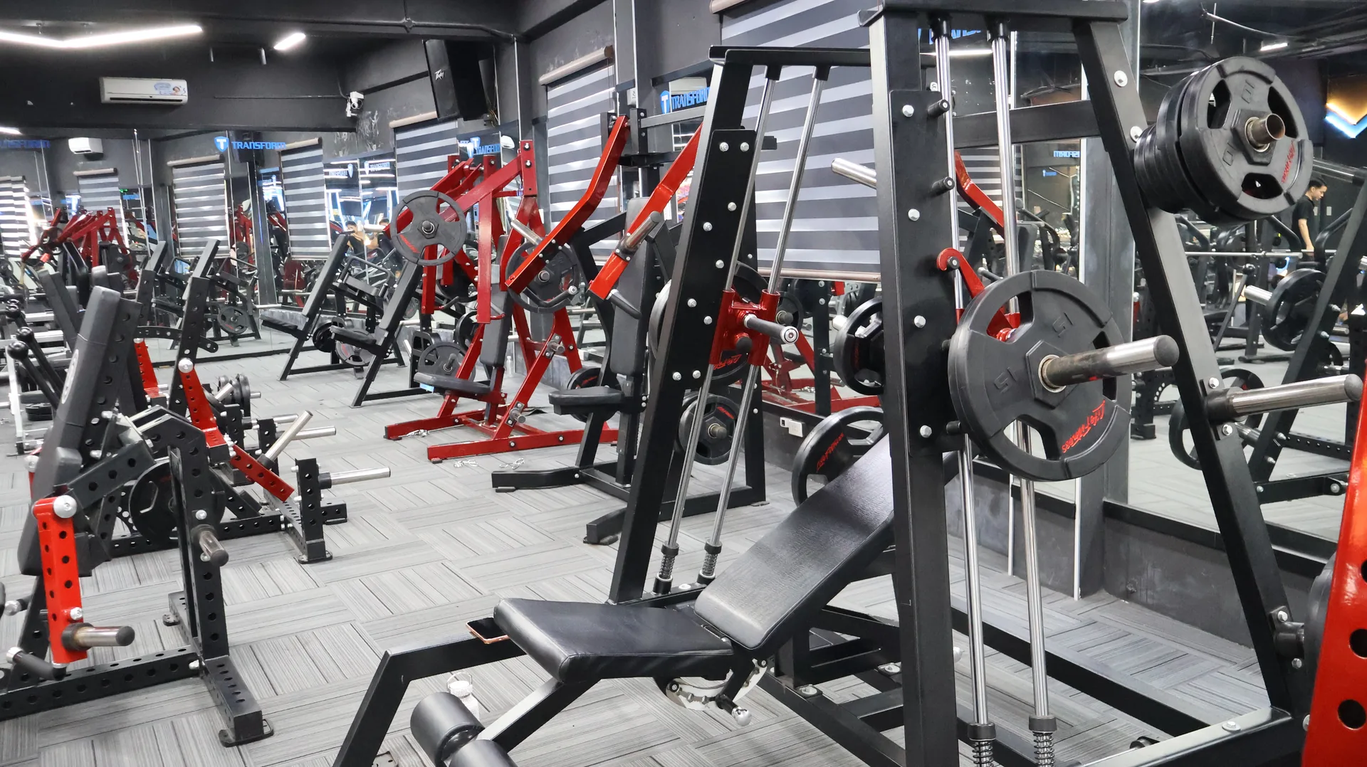 Khu máy tập và ghế tập thực tế trong hệ thống Transform Gym