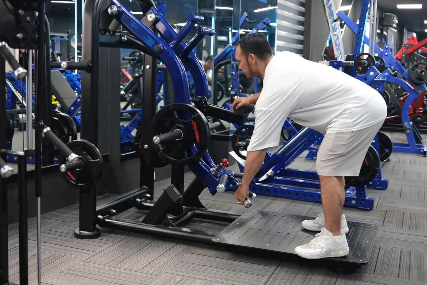 Máy tập và không gian minh họa trong hệ thống Transform Gym